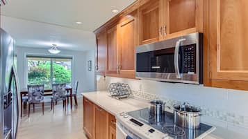 Een koelkast, een magnetron, een oven, een kookplaat