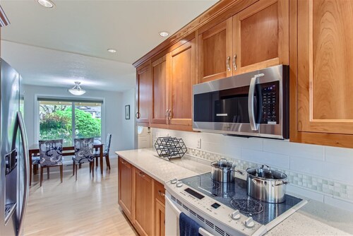 Entire home: Charming Home with Beautiful Yard