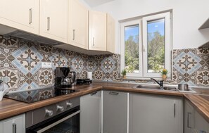 Kühlschrank, Ofen, Geschirrspüler, Wasserkocher mit Kaffee-/Teezubehör