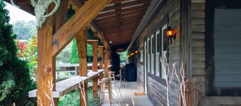 The Lodge - Cozy farm stay with hot tub & breathtaking views 10 min to FL & WBS