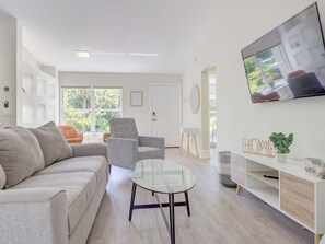 TV connectée, table de tennis de table, livres