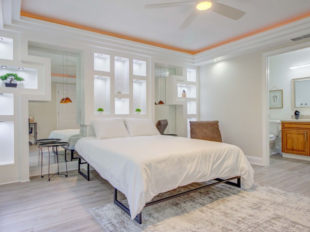 3 soverom, skrivebord, strykejern/-brett og reiseseng for barn