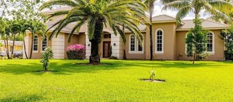 PARKLAND MANSION • SPACIOUS & HUGE YARD