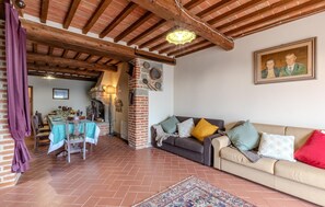 TV, fireplace - Gorgeous home in Castiglion Fiorentino (Castiglion Fiorentino)