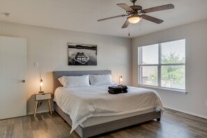 5 bedrooms, iron/ironing board, travel crib, WiFi - Spacious 5BR Home | Pool, Game Room & Grill (Grand Prairie)