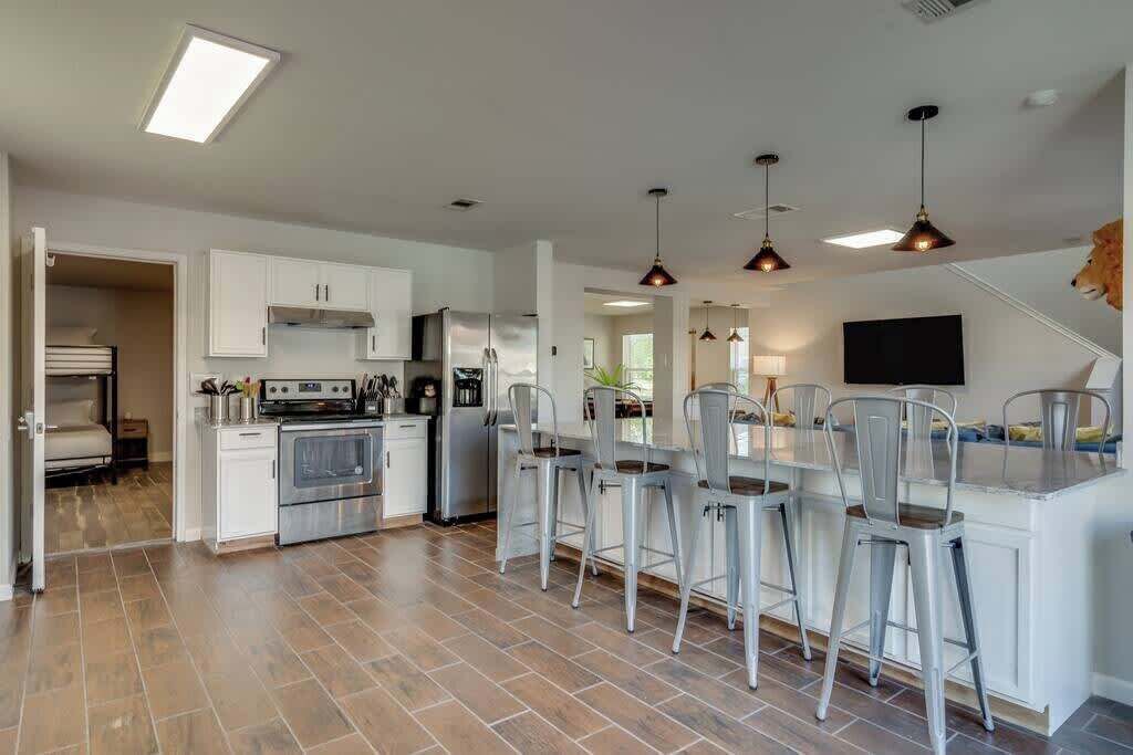 冷蔵庫、電子レンジ、オーブン、コンロ