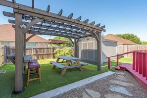 Outdoor dining - Spacious 5BR Home | Pool, Game Room & Grill (Grand Prairie)