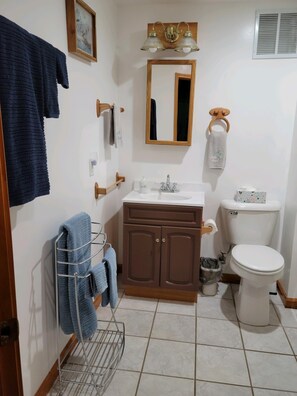 Duschwanne, Haartrockner, Handtücher, Seife