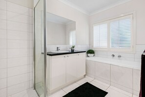 Bathtub, towels - The Vibe Mornington (Mornington)