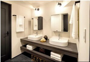 Badekar, hårtørrer, håndklæder, Sæbe