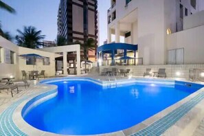 Una piscina al aire libre