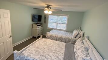 2 slaapkamers, een strijkplank/strijkijzer, gratis wifi, beddengoed