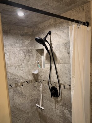 Ducha, secador de pelo, toallas, jabón