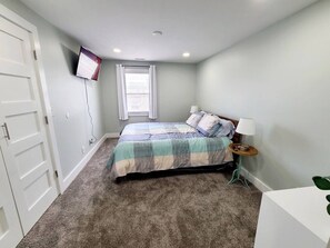 2 habitaciones, escritorio, tabla de planchar con plancha y wifi