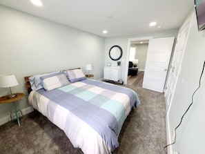 2 habitaciones, escritorio y tabla de planchar con plancha