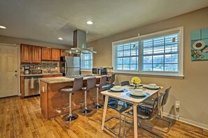 Fridge, microwave, oven, stovetop - ⭐️⭐️ Spacious Urban Oasis, Minutes To Downtown ATL ⭐️⭐️ (Atlanta)