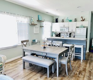 Dining - It's a beautiful time to visit! Golf course, 3rd floor, elevator, pet friendly! (Sunset Beach)