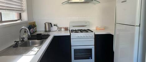 Een koelkast, een magnetron, een oven, een kookplaat