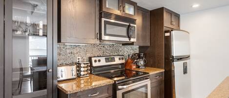 冷蔵庫、電子レンジ、オーブン、コンロ