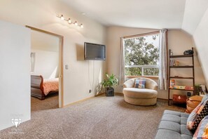 2 bedrooms, iron/ironing board, travel cot, free WiFi