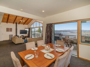 Dining - Sensational on Centennial - Whitianga Holiday Home (Whitianga)