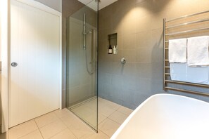 Bathtub, hair dryer - Eden Escape Onetangi (Onetangi)