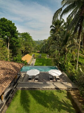 Utendørsbasseng og et oppvarmet basseng