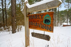 Property grounds - Bearly Behav-Inn’ - cozy cabin w/hot tub and playground in Southern Hills  (Broken Bow)