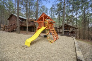 Children’s area - Bearly Behav-Inn’ - cozy cabin w/hot tub and playground in Southern Hills  (Broken Bow)