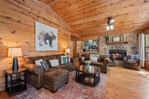 Smart TV, fireplace, books - Bearly Behav-Inn’ - cozy cabin w/hot tub and playground in Southern Hills  (Broken Bow)