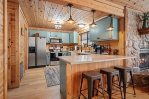 Fridge, microwave, oven, stovetop - Bearly Behav-Inn’ - cozy cabin w/hot tub and playground in Southern Hills  (Broken Bow)