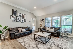 Smart-tv, eldstad, kontor och datorskärmar