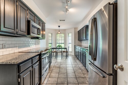 Cozy 4bd/2br house by Mira Vista: Family-friendly, 30+ day stays welcome! 