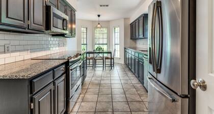 Cozy 4bd/2br house by Mira Vista: Family-friendly, 30+ day stays welcome!