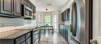 Cozy 4bd/2br house by Mira Vista: Family-friendly, 30+ day stays welcome!