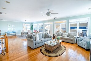 Älytelevisio, takka, DVD-soitin, kirjoja