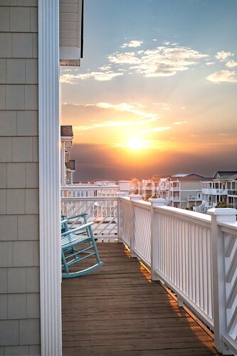 Beautifully Decorated, 3 King Master Bedrooms, AND a Heated Pool by the Ocean