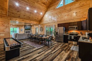 Fridge, microwave, oven, stovetop - Luxury Cabin Private Indoor Pool, Arcade Games, Shuffle Board 7min to PF (Sevierville)