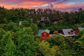 Exterior - Luxury Cabin Private Indoor Pool, Arcade Games, Shuffle Board 7min to PF (Sevierville)