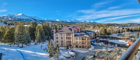 Alberca techada y alberca al aire libre