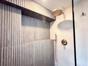 Badkar/dusch, hårtork, handdukar och tvål