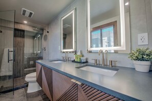 Ensemble douche/baignoire, sèche-cheveux, serviettes fournies, savon