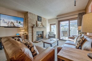 Smart TV y chimenea 