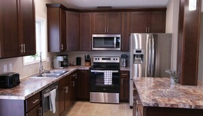 Fridge, microwave, oven, stovetop - BEAUTIFUL centrally located southhill home close to hospitals and parks (Spokane)