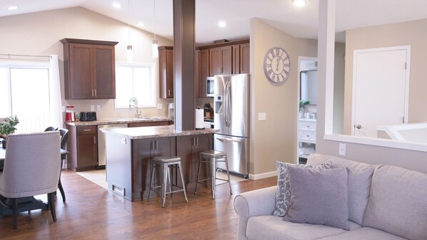 Smart TV, fireplace, books - BEAUTIFUL centrally located southhill home close to hospitals and parks (Spokane)