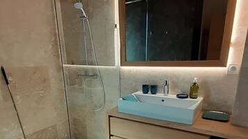 Douche, sĂšche-cheveux, savon, papier toilette