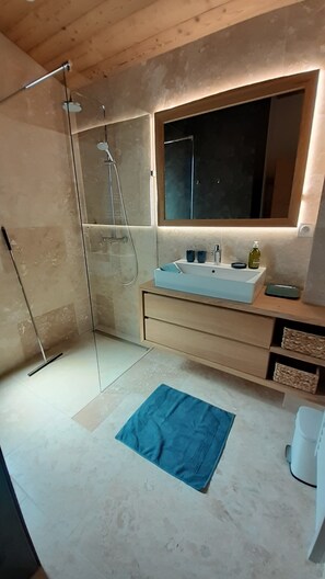 Dusche, Haartrockner, Seife, Toilettenpapier