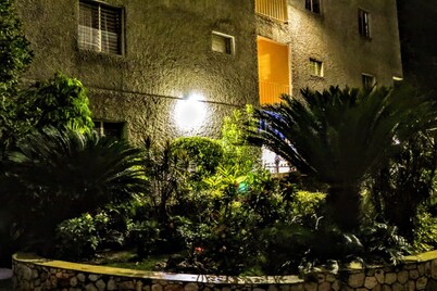 Cozy Crystal Towers Liguanea Kingston 2 BR Apt