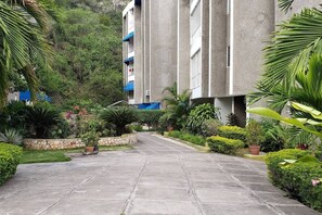 Property grounds - Cozy Crystal Towers Liguanea Kingston 2 BR Apt (Kingston)