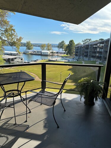 LAKEFRONT CONDO W/BALCONY, NEWLY RENOVATED
